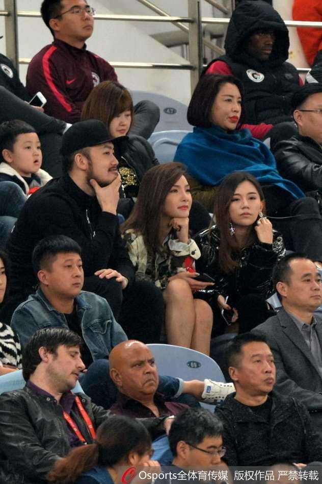 灯光下，睢冉望向妻子的眼神充满宠溺，妻子则低眉浅笑，两人十指相扣，在喧闹散去的球场边享受着二人世界。