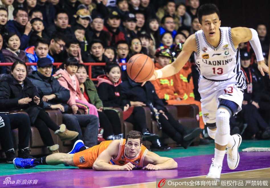 弗格在加时赛命中关键三分后仰天长啸，手臂上的肌肉线条紧绷，仿佛要将整个赛季的压力在这一刻尽情释放。