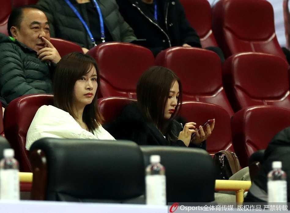 硝烟中的温柔力量:CBA赛场上的美女球迷图鉴 长发披肩的女生轻托下巴露出温婉的侧颜杀,球馆的灯光在她眼中化作点点星光,仿佛在看一场最动人的篮球电影。