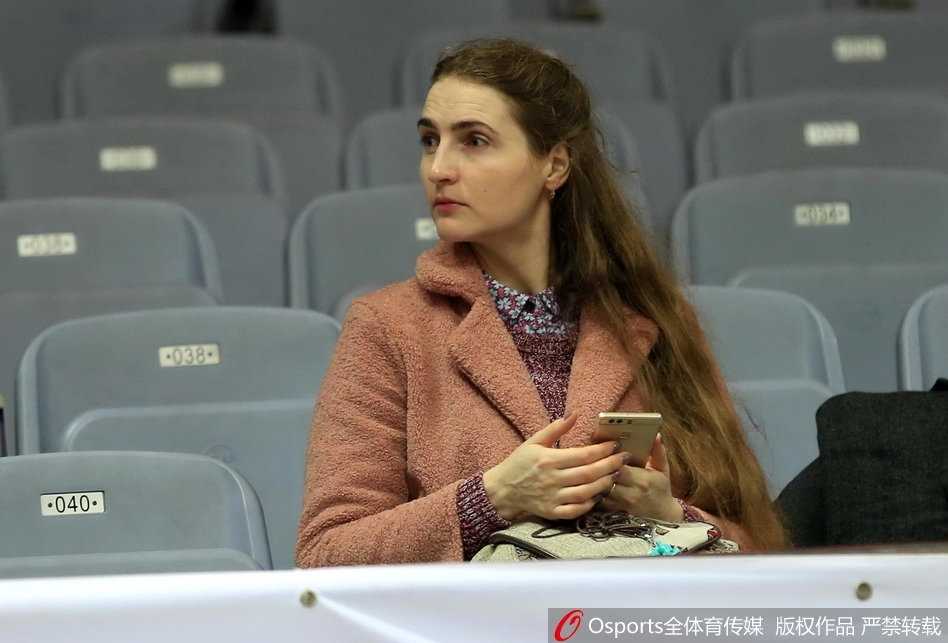 硝烟中的温柔力量:CBA赛场上的美女球迷图鉴 看台上,一位戴着黑框眼镜的清秀女生轻掩朱唇,眼神里写满了对场上局势的紧张与关切,仿佛每一次运球都牵动着她的心跳。