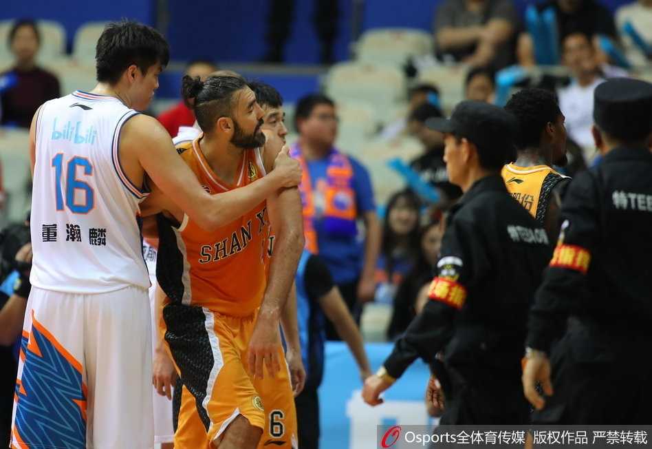 斯科拉与卢伟在篮下激烈卡位，双方手臂纠缠在一起，眼神中充满火药味，冲突一触即发。