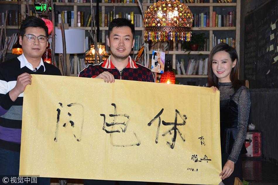 谈到受伤期间的煎熬，睢冉的神情变得凝重，他下意识地摸了摸自己受伤的脚踝，嘴角微微下垂，眼神中流露出一丝不易察觉的落寞与倔强。