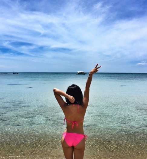 篮球宝贝侧身起舞，优美线条展现运动之美