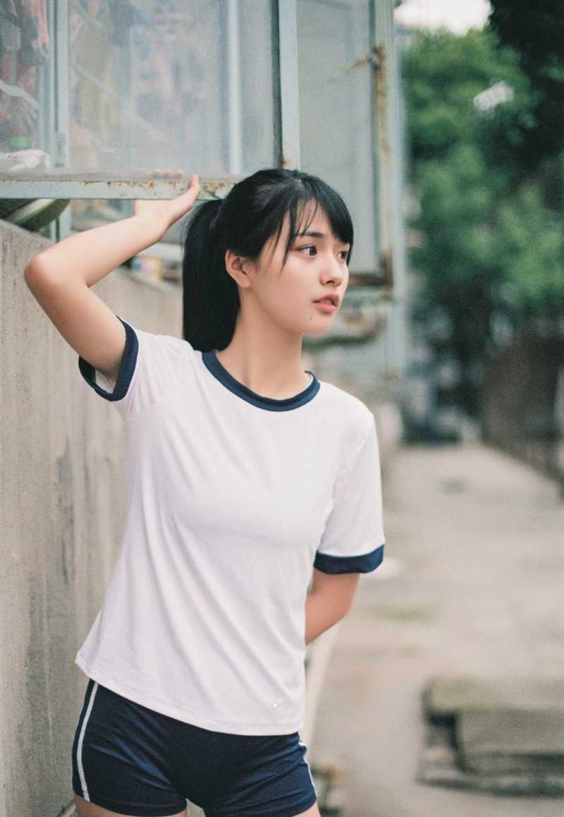 神似周慧敏的清纯女球迷 一抹笑容唤醒青春记忆 她与其他球迷轻声交谈,笑容温婉大方,没有丝毫矫揉造作,仿佛一阵清风吹过热闹的看台。