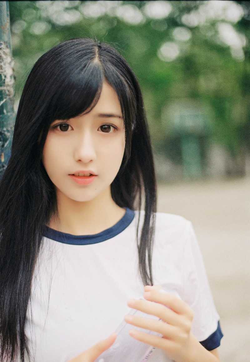 神似周慧敏的清纯女球迷 一抹笑容唤醒青春记忆 球场上惊鸿一瞥,女球迷的回眸一笑,恍如当年玉女掌门人再现,眼神清澈得容不下一丝杂质。