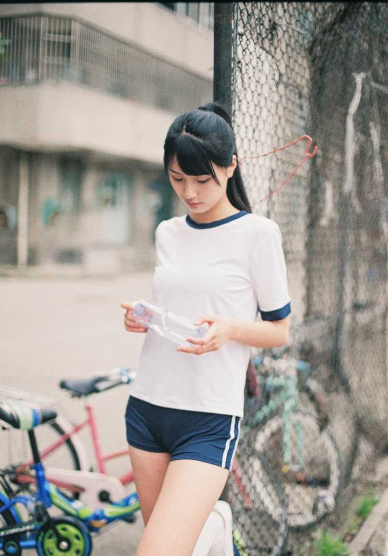 神似周慧敏的清纯女球迷 一抹笑容唤醒青春记忆 镜头拉近,她纯净的素颜经得起任何角度的考验,肌肤在阳光下泛着健康的光泽,宛若邻家女孩。