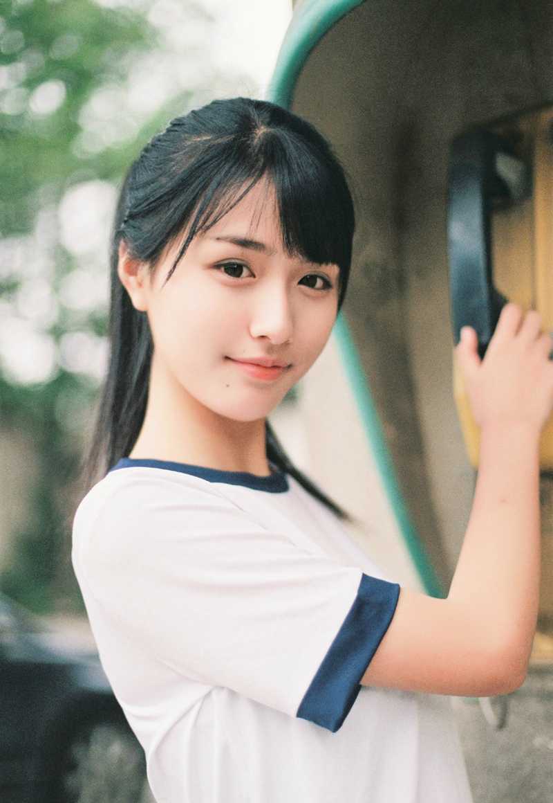 神似周慧敏的清纯女球迷 一抹笑容唤醒青春记忆 阳光下,她戴着棒球帽,侧颜线条柔和而优美,运动装扮下的身姿挺拔,充满了健康与活力。