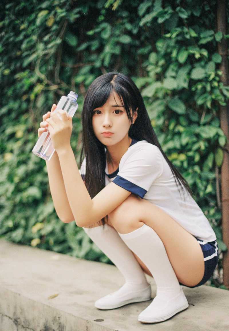 神似周慧敏的清纯女球迷 一抹笑容唤醒青春记忆 她双手轻托脸颊,眼中映出绿色草坪的光影,嘴角带着少女般俏皮的笑意,青春气息扑面而来。