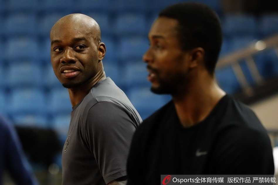 兰德里拿起签字笔，鼓着腮帮子做思考状，似乎在构思一个独一无二的签名图案