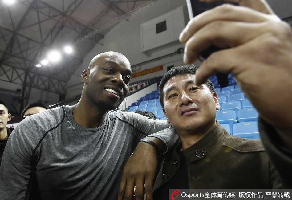 兰德里一脸坏笑地为球迷签名，眼神瞟向别处，似乎在盘算着下一个搞怪动作