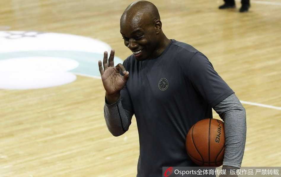 兰德里完成一个漂亮进球后，对着看台竖起大拇指，露出顽童般得意的笑容