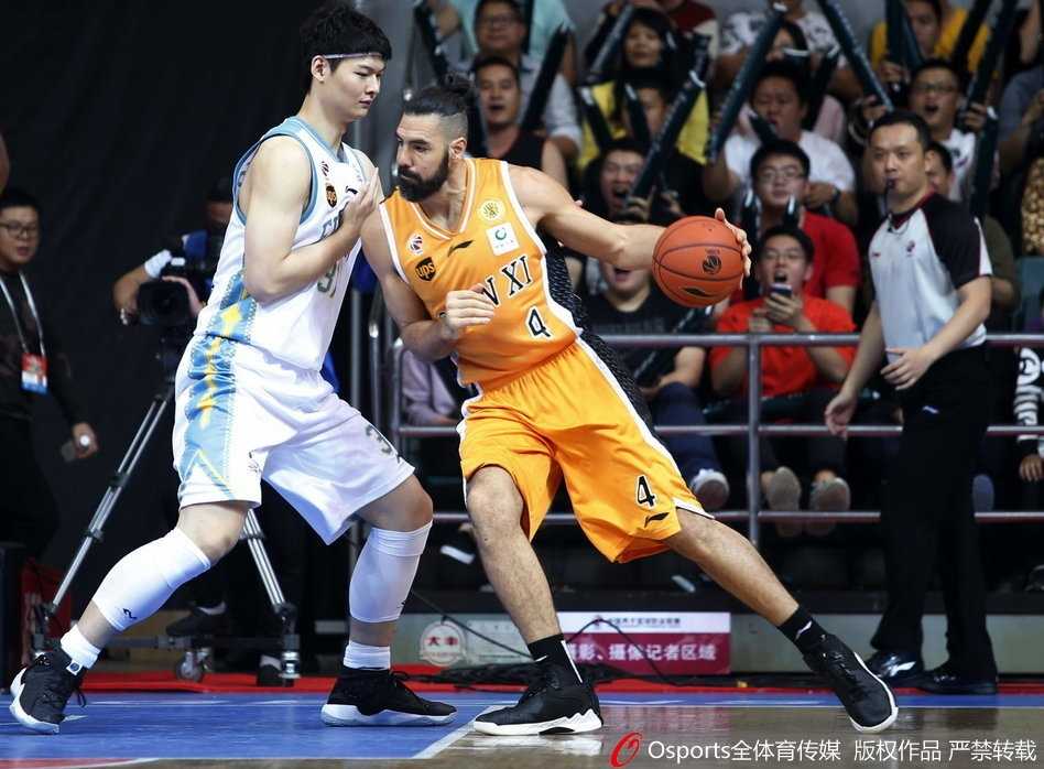 福建主场水银泻地大胜山西,送对手苦涩四连败 赵泰隆手起刀落,三分球应声入网,篮球在空中划出一道彩虹般的弧线,对手的封盖只能望球兴叹。