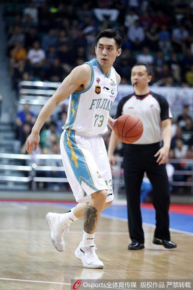 福建主场水银泻地大胜山西,送对手苦涩四连败 外援史密斯如灵猫般突破山西队的防线,在两人夹击的缝隙中找到出手机会,打成精彩的2+1,表情坚毅。