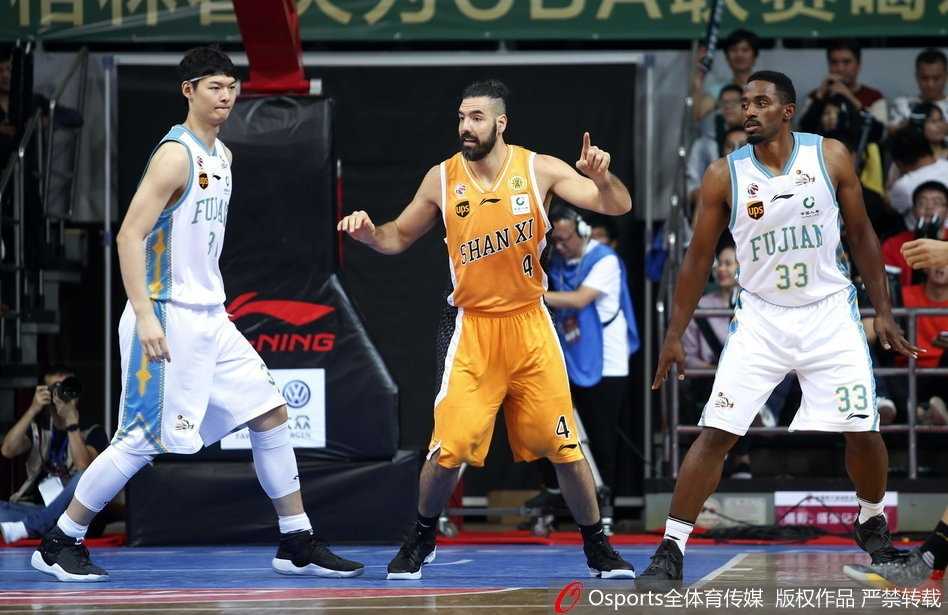 福建主场水银泻地大胜山西,送对手苦涩四连败 外援哈里斯在人群中强行起跳补篮,他的眼神中充满了对胜利的渴望,肌肉线条在对抗中绷紧,尽显硬汉本色。