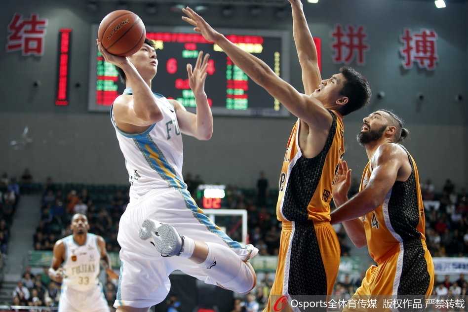 福建主场水银泻地大胜山西,送对手苦涩四连败 王哲林在山西队内线面前高高跃起,犹如擎天柱一般双手暴扣,篮筐都仿佛在震颤,现场球迷瞬间被点燃。