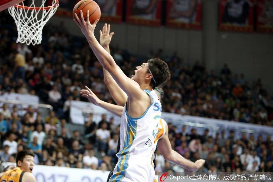 福建主场水银泻地大胜山西,送对手苦涩四连败 陈林坚快攻中上演单手劈扣,他像一把出鞘的利剑直插对手心脏,整个球馆为他沸腾,队友也上前与他激情庆祝。