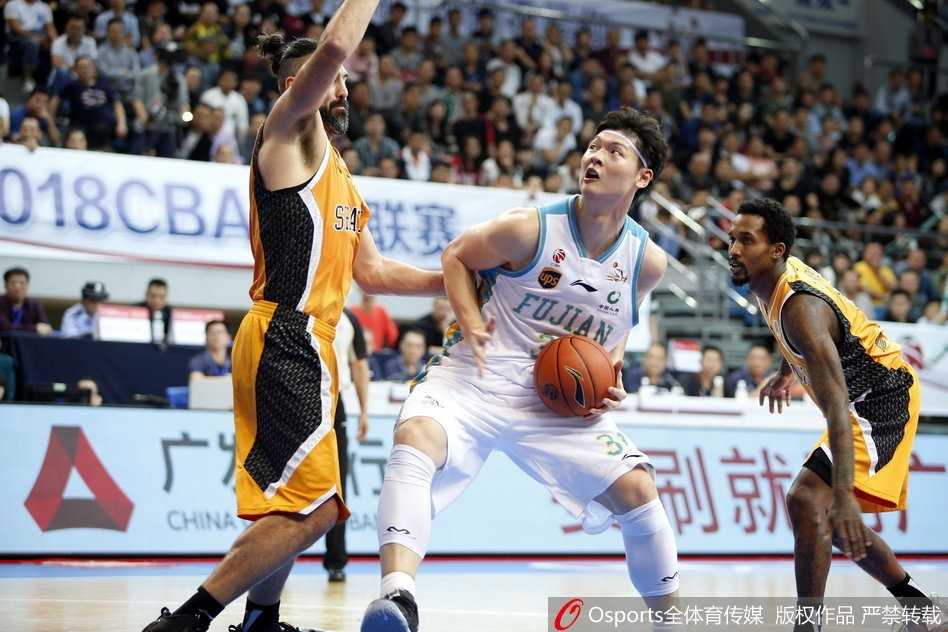 福建主场水银泻地大胜山西,送对手苦涩四连败 哈里斯背身单打斯科拉,他利用强壮的身体顶开防守,转身后仰跳投,动作一气呵成,展现了扎实的内线技巧。