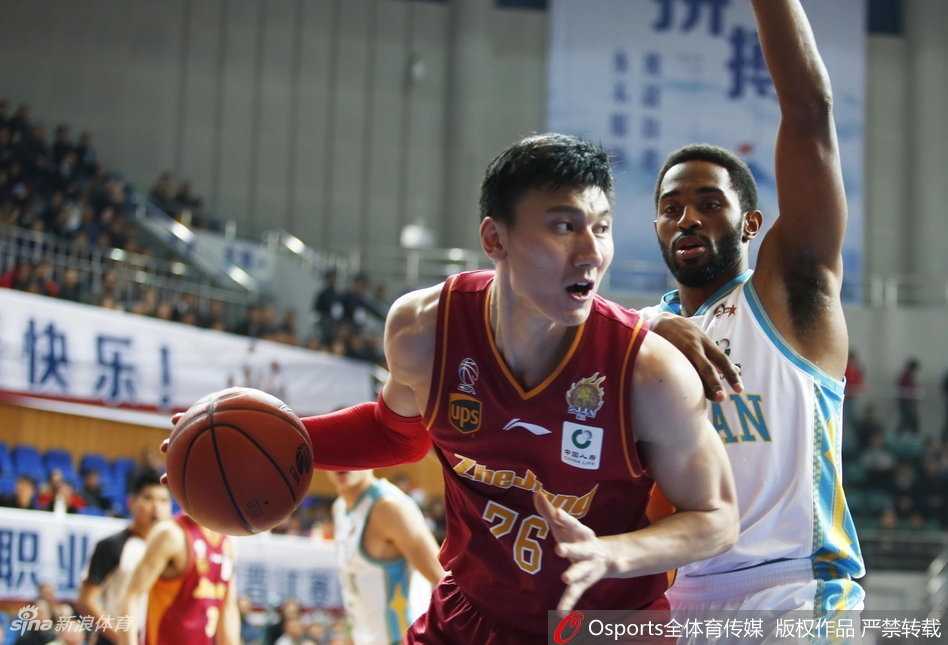 福建主场鏖战惜败浙江,拉斯六十一分难救主 福建外援拉斯-史密斯在三人包夹的缝隙中强行突破,他身体失去重心却依然将球抛向篮筐,这一球不仅打进还要造成对手犯规,尽显超级得分手本色
