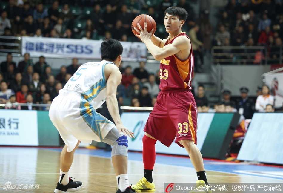 福建主场鏖战惜败浙江,拉斯六十一分难救主 浙江队的获胜功臣斯托克斯迎着防守勾手投篮,手指柔和地将球拨出,篮球在空中划出一道美妙的弧线,直奔篮筐而去