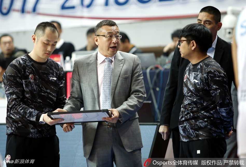 福建主场鏖战惜败浙江,拉斯六十一分难救主 王哲林内线背打,他用力倚靠着防守球员,利用梦幻脚步转身抹入篮下,轻舒猿臂将球放入篮筐,这一球展现了本土内线的扎实技术