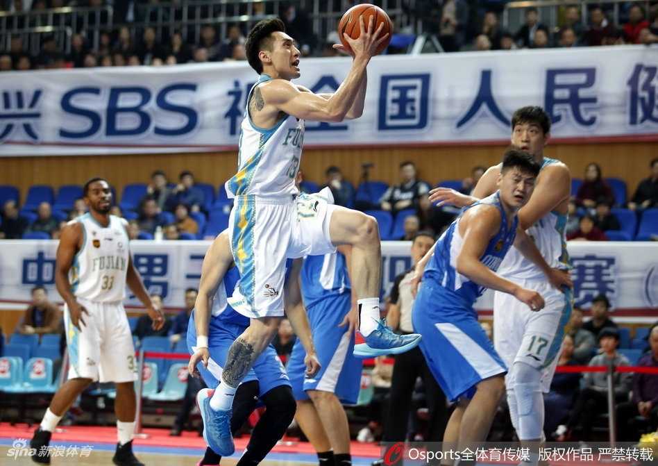 福建双星六十三分闪耀,主场狂胜青岛送对手四连败 陈林坚外线手起刀落,皮球划过一道完美弧线空心入网,瞬间点燃主场球迷的激情。