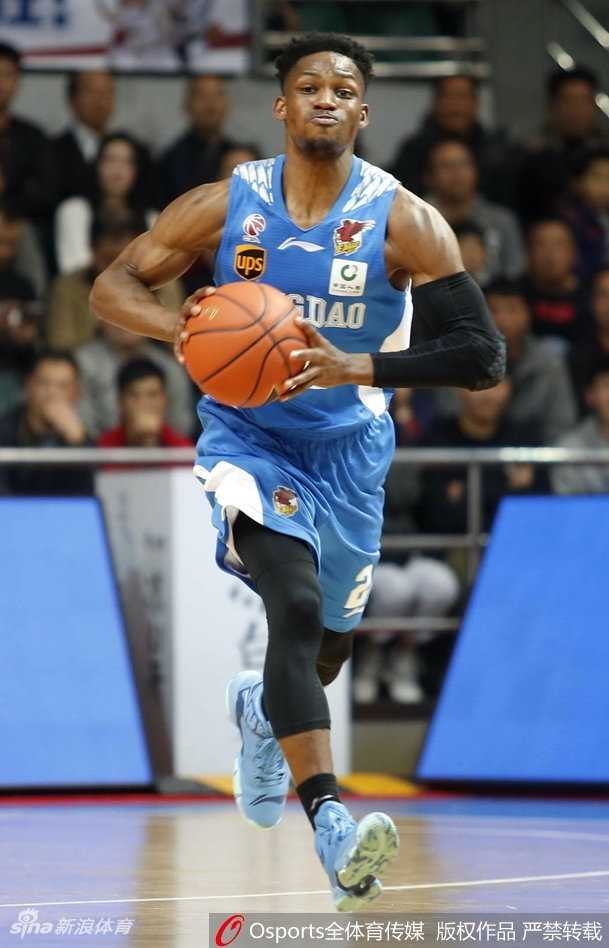 福建双星六十三分闪耀,主场狂胜青岛送对手四连败 史密斯如蝴蝶穿花般突破重围,在三人包夹之下依然从容将球送入篮筐。