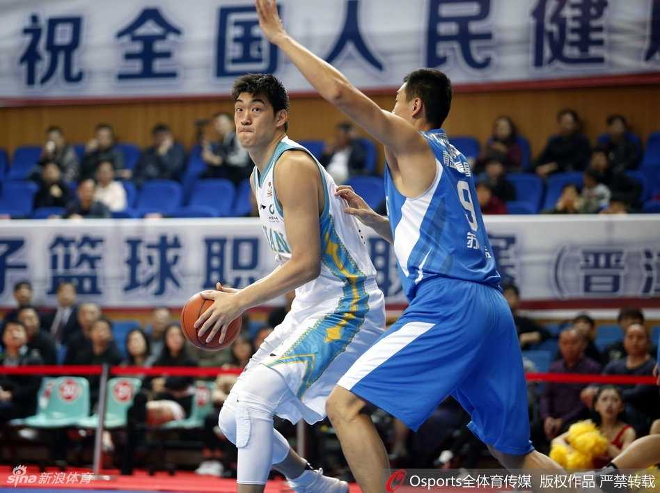 福建双星六十三分闪耀,主场狂胜青岛送对手四连败 哈里斯在长人丛中拼下前场篮板,强硬补篮得手,展现了他对篮板球的绝对统治力。