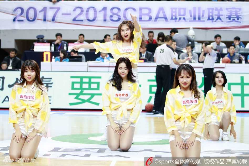 福建啦啦队热舞引爆全场 赛场最美风景线燃动球迷热情 在聚光灯的追随下,啦啦队员们变换着队形,如波浪般起伏的身姿与手中挥舞的花球交相辉映,将赛场瞬间变成了华丽的舞台。