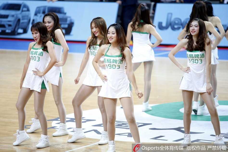 福建浔兴主场大胜山西汾酒 篮球宝贝热舞燃爆晋江 赛后,福建浔兴队的球员们向看台上的观众致谢,而篮球宝贝们则在场地中央集结,她们向全场观众挥手告别。这一刻,汗水与笑容交织,她们不仅是赛场上的点缀,更是这场大胜中真正的“最佳第六人”。