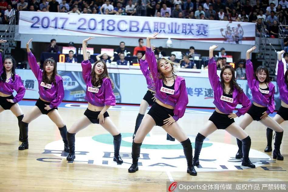 福建浔兴主场大胜山西汾酒 篮球宝贝热舞燃爆晋江 伴随着劲爆的电子音乐,两位篮球宝贝在场地中央面对面领舞,她们动感十足的舞步和自信的笑容,让紧张激烈的比赛间隙变成了极具观赏性的舞台,看台上的观众纷纷掏出手机记录这一精彩瞬间。