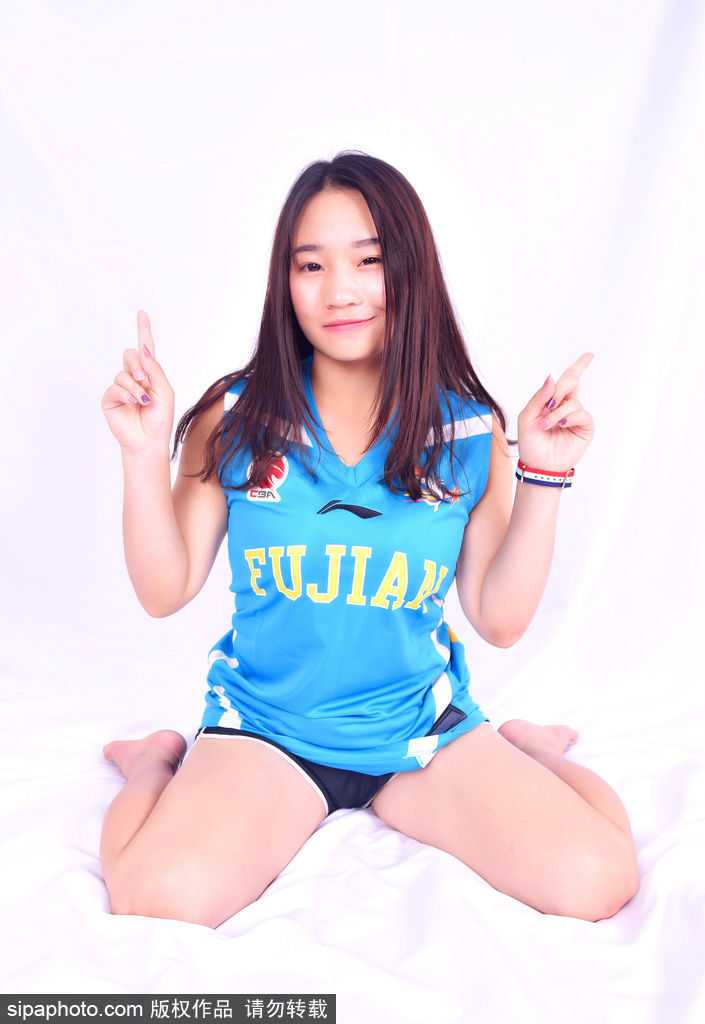 宝贝双手托腮，做出可爱的花朵姿势，脸上洋溢着治愈系的笑容，仿佛在说今天也要为福建队加油哦