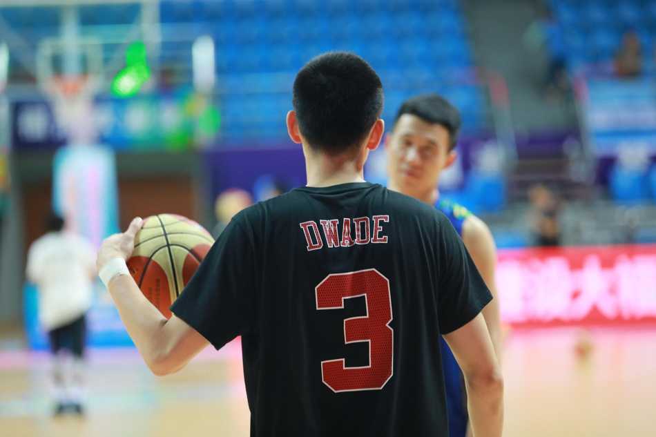 俄罗斯诺沃斯比尔斯克队球员迎着福建队防守强行远投，试图重演逆转奇迹