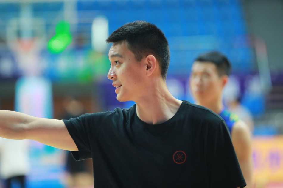 福建队核心陈林坚在福清家乡父老面前神情专注，准备持球发起致命一击