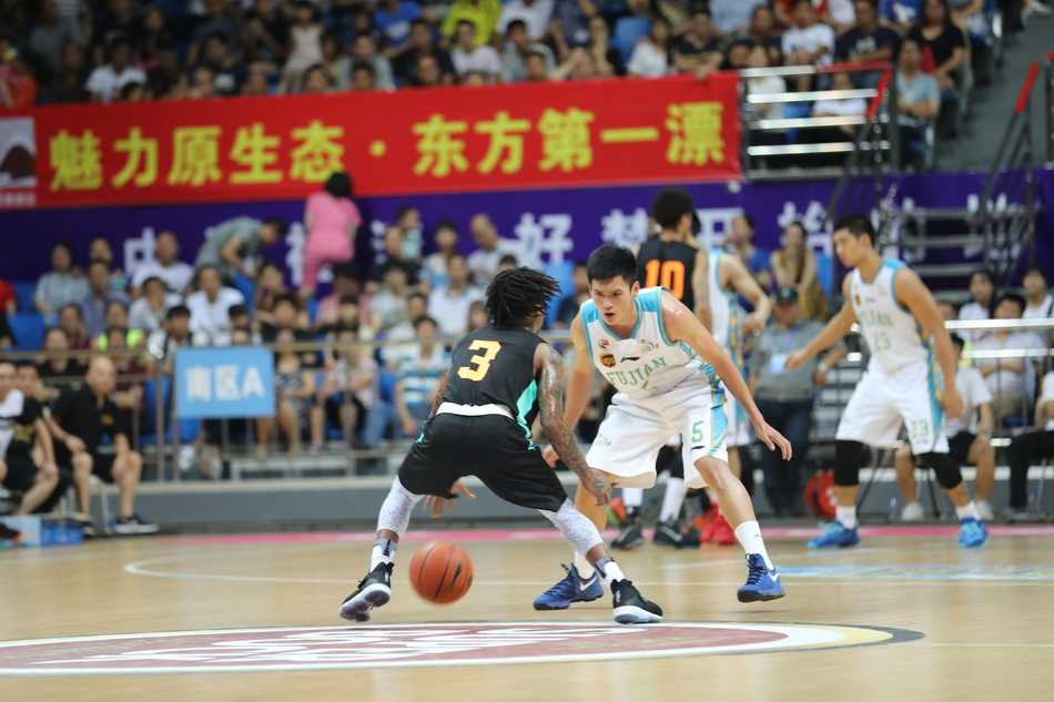 赛后，福建队球员们簇拥在场地中央，共同庆祝这来之不易的冠军时刻，每个人的脸上都洋溢着胜利的喜悦