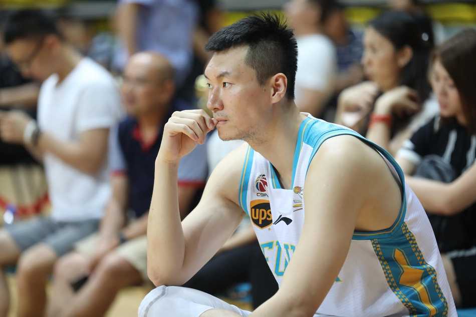 俄罗斯队球员雷诺在严密防守下强行突破，他的犀利突破是球队撕开防线的重要武器