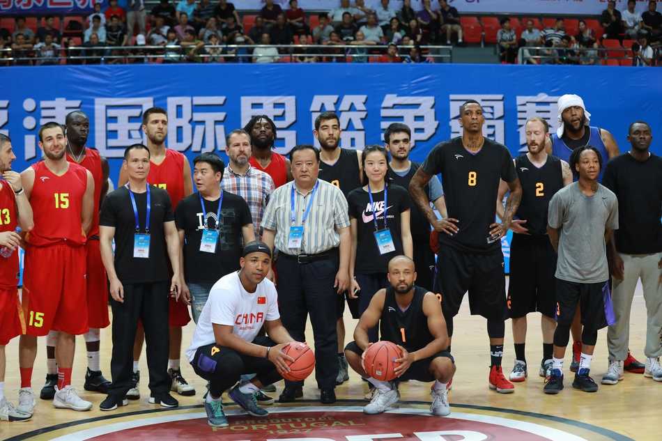 立陶宛球员眼疾手快完成关键抢断，瞬间发动反击，他像一阵旋风般冲向空旷的对手半场，眼神中充满了战斗民族的坚毅与对胜利的渴望。