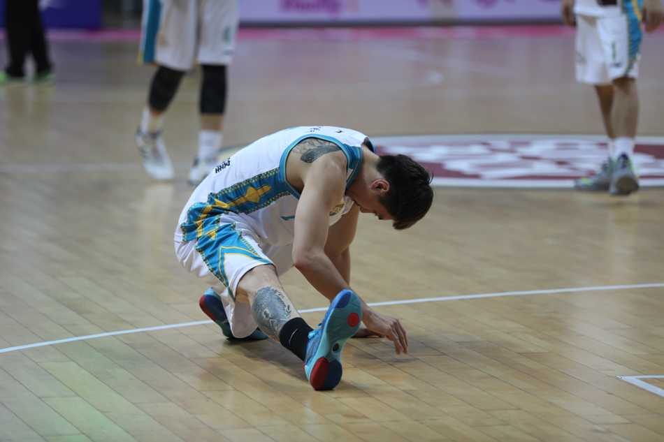 福清男篮争霸赛福建队上演惊天逆转 主场力克美国明星联队 周启新如同猎豹一般紧贴对手,他张开双臂,眼神坚毅,脚下步伐迅捷,寸步不离地缠绕着美国队的持球核心。