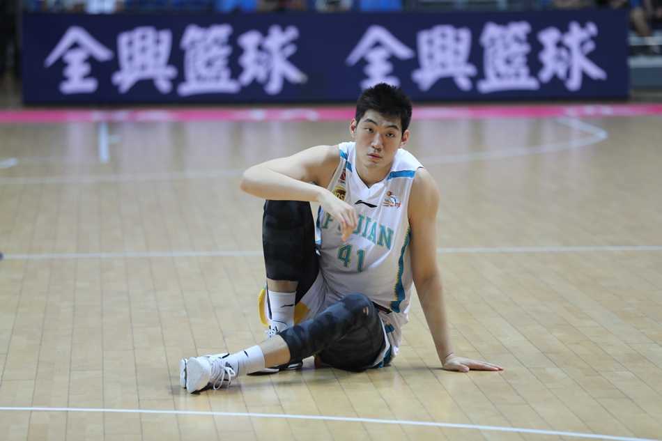 福清男篮争霸赛福建队上演惊天逆转 主场力克美国明星联队 福建队球员在美国队员的严密防守下依然冷静出手,篮球划过一道优美的弧线飞向篮筐。