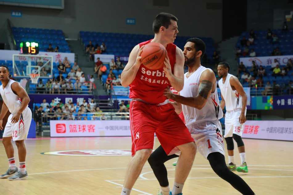 福清男篮巅峰对决美明星队激战塞尔维亚反败为胜 美国队约翰逊在最后时刻急停跳投,篮球划过一道完美的弧线空心入网,这一球为美国队奠定了胜局