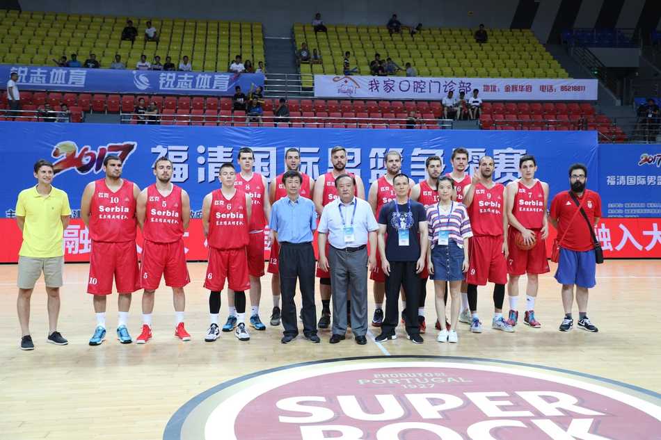 福清男篮巅峰对决美明星队激战塞尔维亚反败为胜 美国队后卫丹沃克在塞尔维亚人的严密防守下强行突破,他单枪匹马撕开防线砍下全场最高的24分