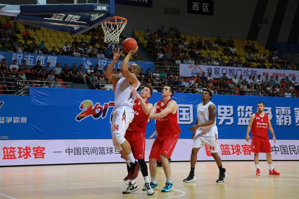 福清男篮巅峰对决美明星队激战塞尔维亚反败为胜 塞尔维亚核心武科维奇此役手感滚烫,他一次次在三分线外百步穿杨,全场轰下22分让美国队的防线顾此失彼