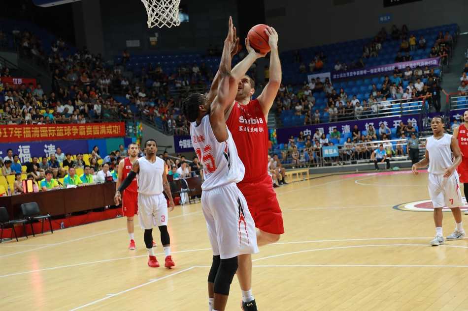 福清男篮巅峰对决美明星队激战塞尔维亚反败为胜 赛后美国明星联队的球员们激动地拥抱在一起,这场来之不易的险胜让他们尽情释放着内心的喜悦与激情