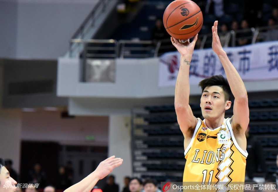 老将林志杰持球背身单打，利用经验晃起防守后，轻巧地抛射打板命中，诠释了宝刀不老的风采。