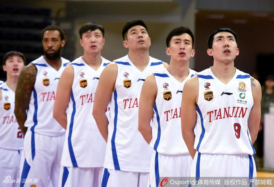 广厦队完成抢断发动快攻，赵岩昊如出膛的炮弹般飞速前插，接球后迎着防守强硬上篮，气势如虹。