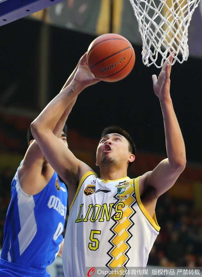 青岛队高尚旱地拔葱，上演遮天大帽，一掌将广厦球员苏若禹的上篮扇飞，展现了惊人的弹跳和防守决心。