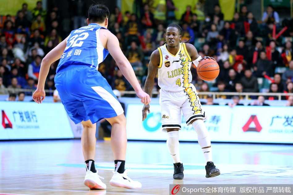 广厦核心福特森面对青岛多人包夹防守，毫无惧色跃起传球，眼神中透露着必胜的决心。