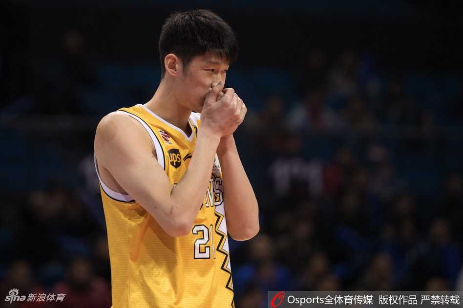 林志杰宝刀不老，用一记美如画的急停跳投为球队添上两分，他的身影是广厦队底蕴与经验的象征。