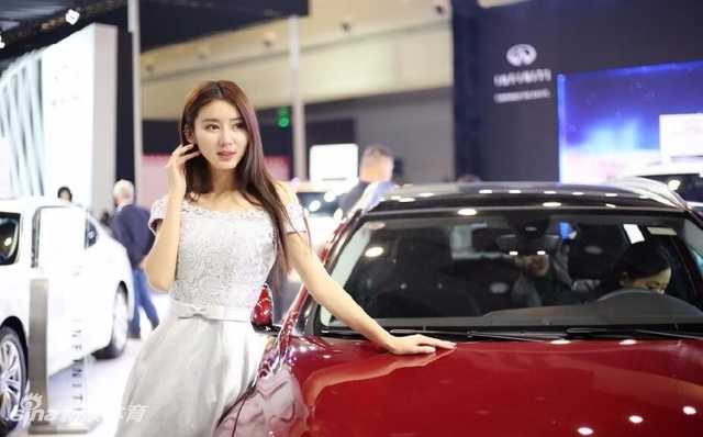 萌萌在搏击赛场边手持篮球，融合搏击的飒爽与篮球的活力，展现跨界魅力