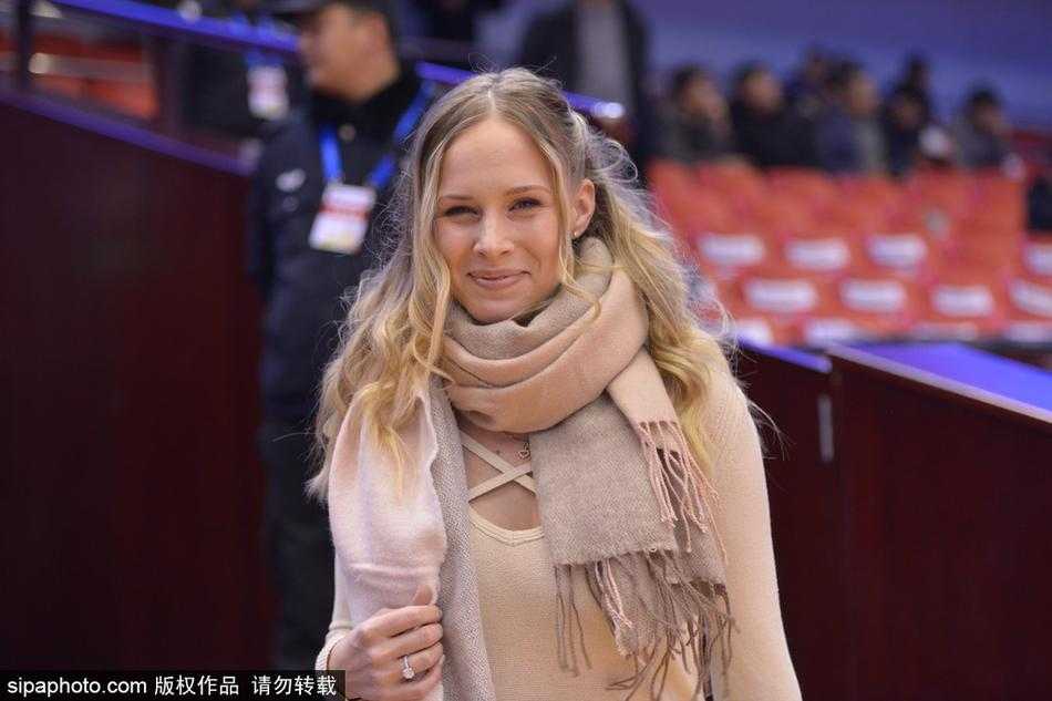 球场上的莫泰尤纳斯背身单打，肌肉线条在紧绷的球衣下清晰可见，而看台上的女友则双手托腮，眼神中流露出骄傲与关切，这一刻，整个球馆的喧嚣仿佛都成了他们二人的背景音乐。