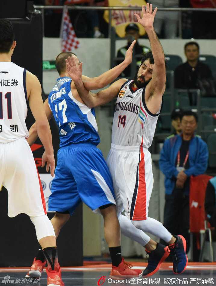 麦克鲁姆迎着防守人干拔三分出手，指尖的拨动赋予篮球美妙的旋转，皮球越过指尖飞向篮筐